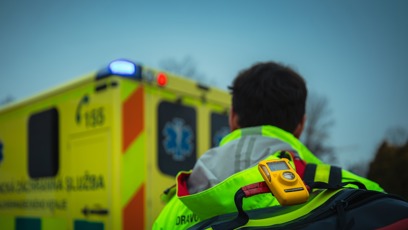 FOTO: Záchranářům pomáhá při zásahu v bytě s oxidem uhelnatým žluté čidlo.