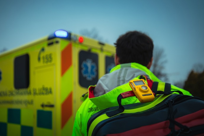 FOTO: Záchranářům pomáhá při zásahu v bytě s oxidem uhelnatým žluté čidlo.