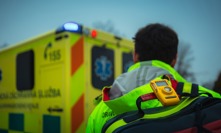 Záchranářům pomáhá při zásahu v bytě s oxidem uhelnatým žluté čidlo.