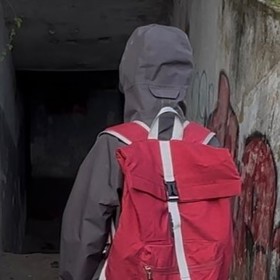 Tuto bundu a batoh by měl mít na sobě.