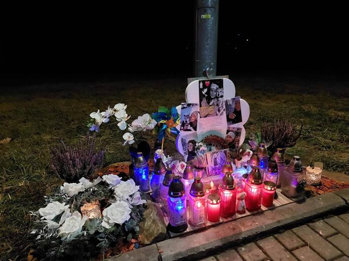 FOTO: Pomník na počest Heleny Zeťové. – stránka 3