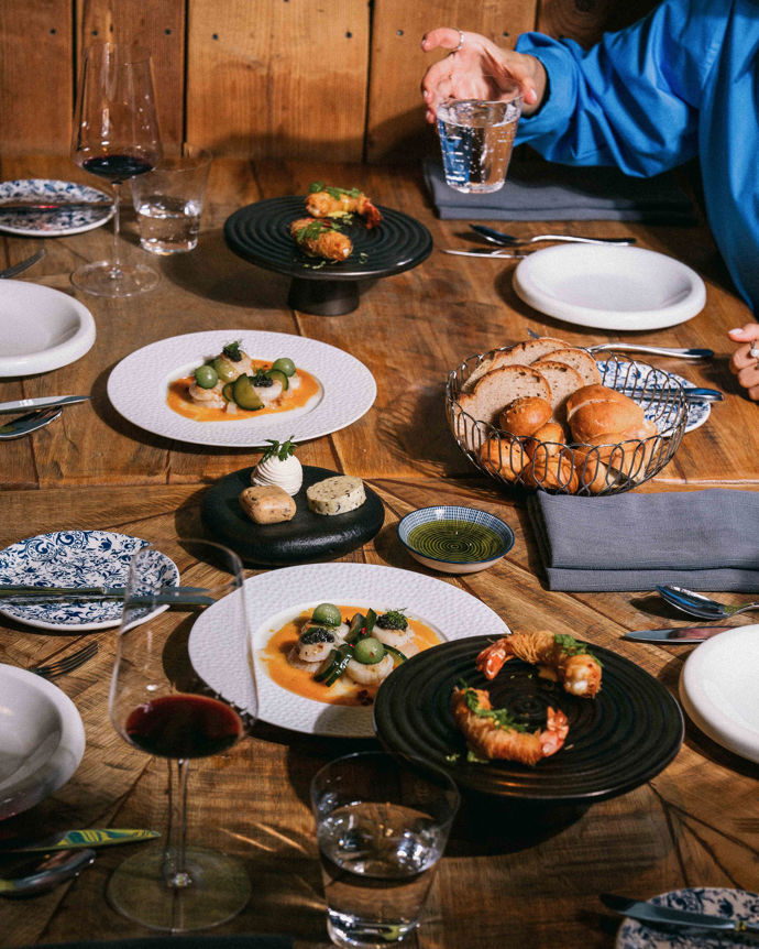 FOTO: Ave pracuje v restauraci Stůl. – stránka 4