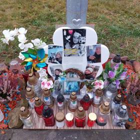 Pomník na počest talentované zpěvačky, která zemřela příliš brzy.