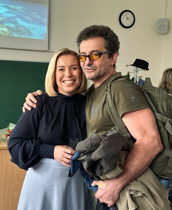 FOTO: Danuše Nerudová stojí za Vetchým a spolkem.