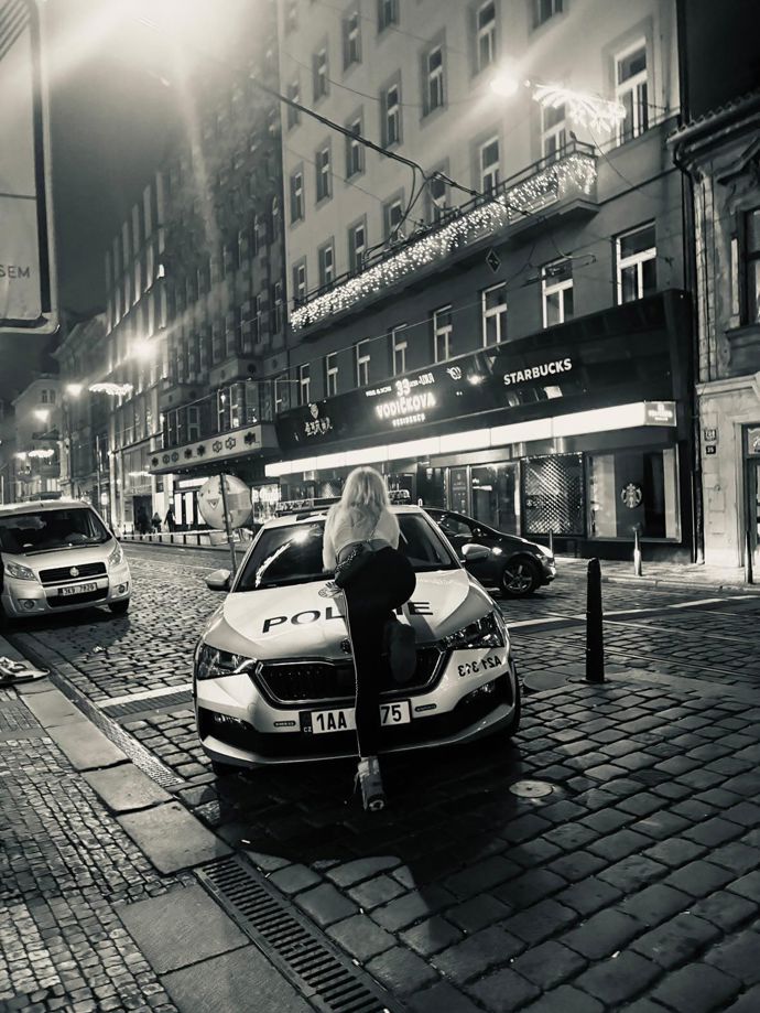 FOTO: Karolína Kavalová byla obviněna z trestného činu poškození cizí věci. – stránka 1