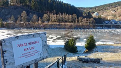 FOTO: Lidé zákaz vstupu na led neakceptují.