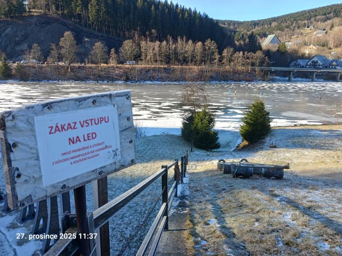 FOTO: Lidé zákaz vstupu na led neakceptují. – stránka 2