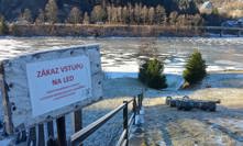 Lidé zákaz vstupu na led neakceptují.