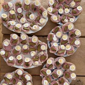 Petr Fiala udělal na Silvestra chlebíčky.