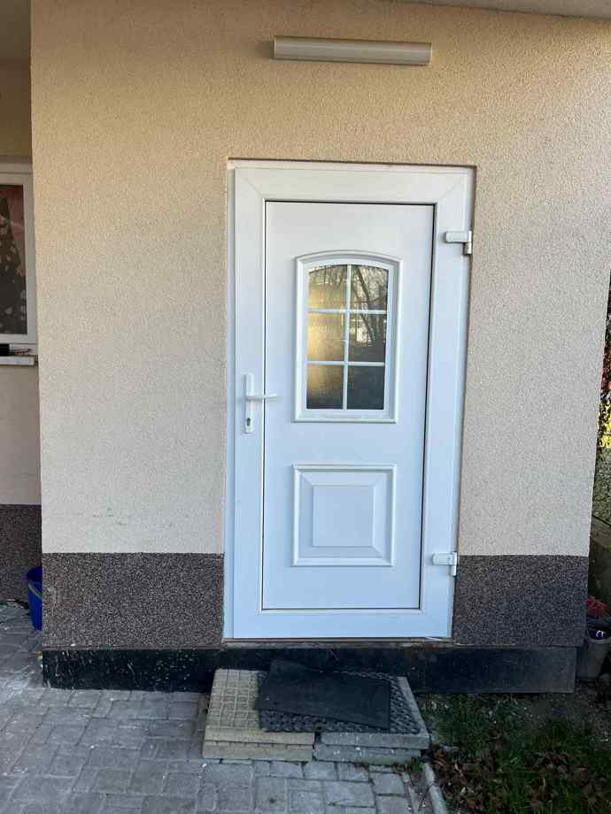 FOTO: Vchod do bytovky. – stránka 7