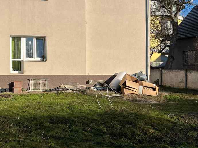 FOTO: Zahradu bytovky hyzdí odpadky. – stránka 7