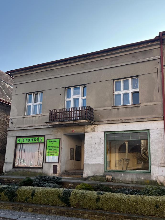 FOTO: Dům Karlose Vémoly je ve špatném stavu. – stránka 13