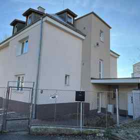 Karlos Vémola před zatčením pořídil několik nemovitostí. Bude z čeho splácet? Tým, který tvrdí, že ho zastupuje, nechtěl být konkrétní