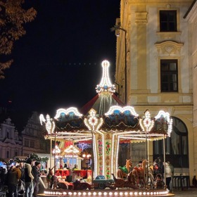 Děti se mohou svézt na krásně osvětleném kolotoči.