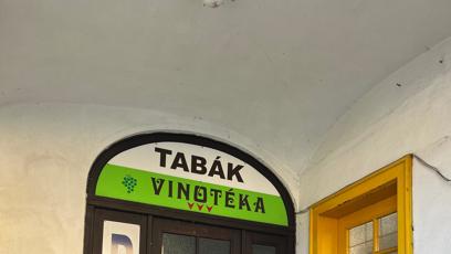 FOTO: U domu je prodejna tabáku a vinotéka.