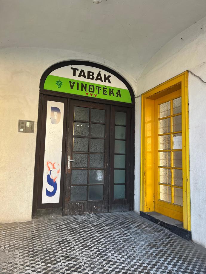 FOTO: U domu je prodejna tabáku a vinotéka. – stránka 12