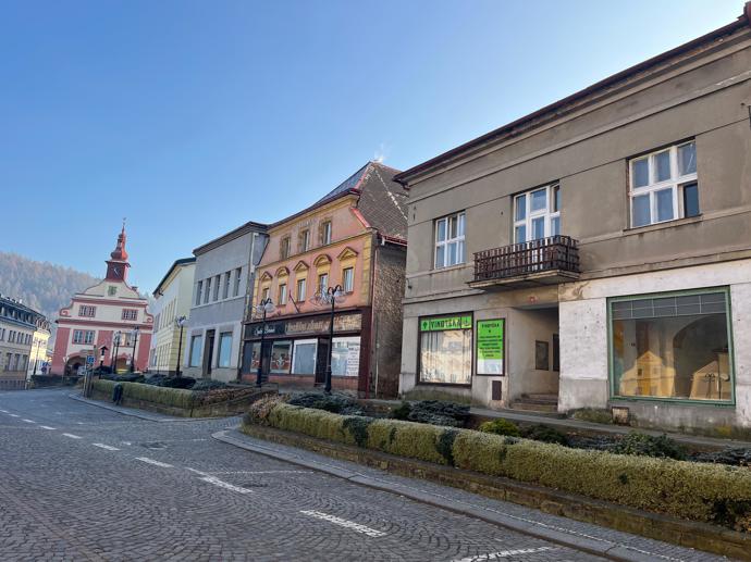 FOTO: Karlos Vémola zainvestoval do nemovitosti v Úpicích. – stránka 11