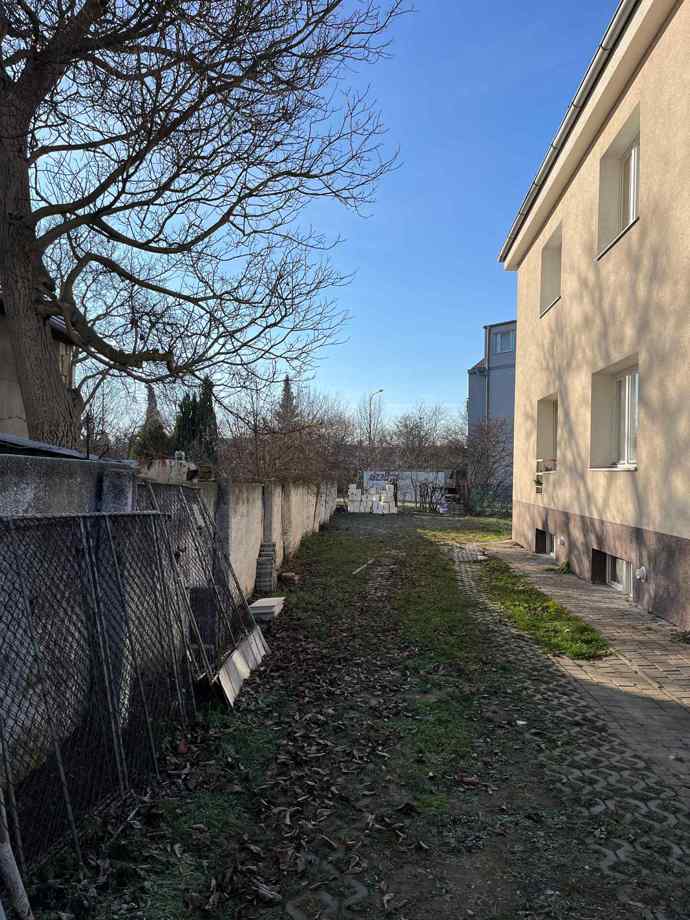 FOTO: Pozemek kolem bytovky. – stránka 4