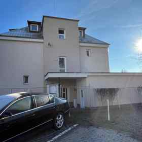 Vémola si za posledního půl roku pořídil celkem 21 bytů. 