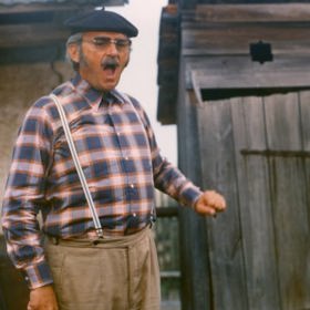 Jiří Sovák v legendárním seriálu Chalupáři jako Evžen Huml.