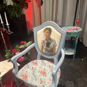 Jde o starou židli, kterou nechala Beata Rajská restaurovat podle vlastního návrhu. 