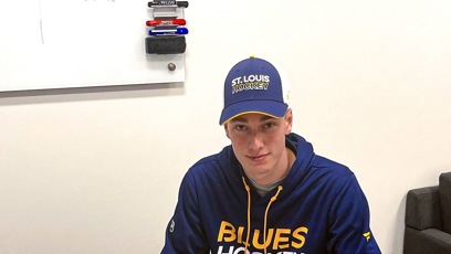FOTO: Adam podepsal nedávno tříletou smlouvu se St. Louis Blues.