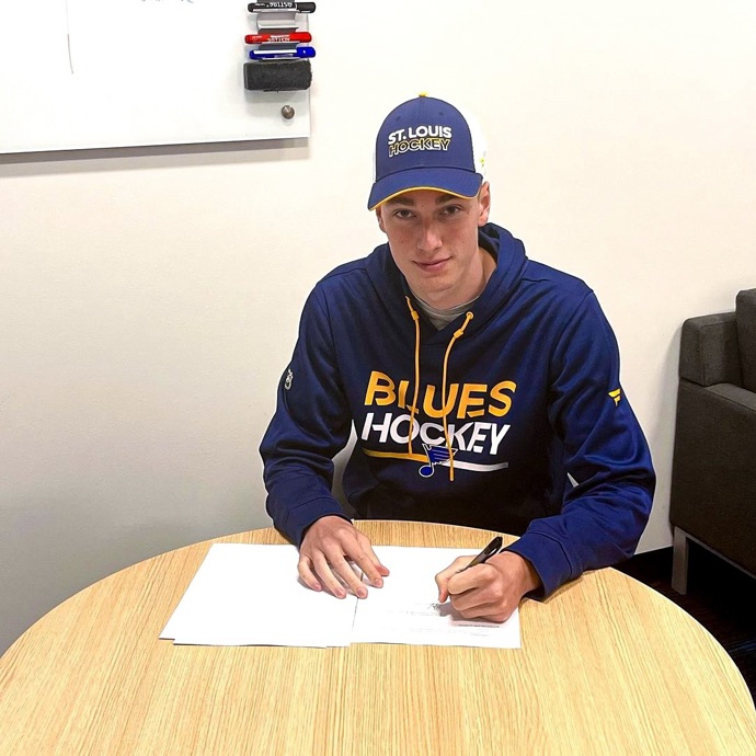 FOTO: Adam podepsal nedávno tříletou smlouvu se St. Louis Blues. – stránka 9