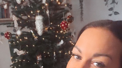 FOTO: Agáta Hanychová se stromečkem.