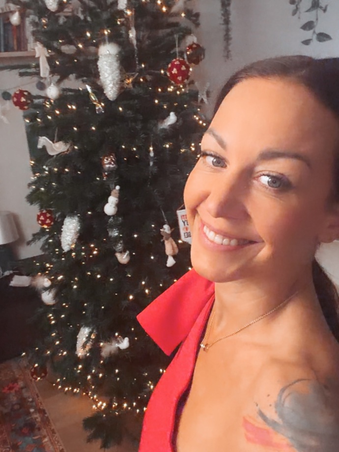 FOTO: Agáta Hanychová se stromečkem. – stránka 12