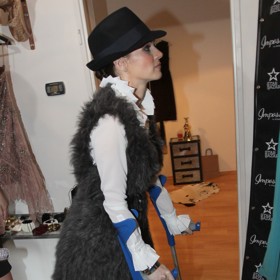 Andrea Verešová si také nenechala ujít společenskou akci na podpatcích, byť byla toho času o berlích. 