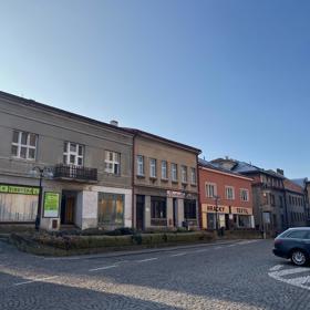 Dvoupatrový dům se nachází v Úpicích.