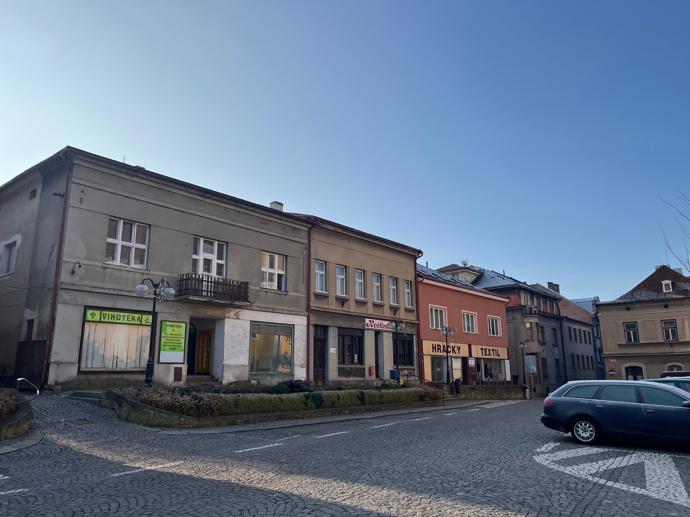 FOTO: Dvoupatrový dům se nachází v Úpicích. – stránka 10