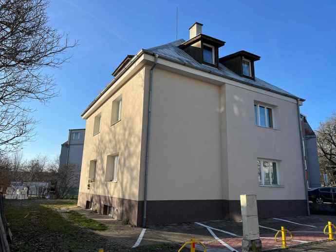 FOTO: Karlos Vémola  se vrhl do světa nemovitostí. – stránka 19