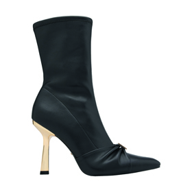 Celý look doladí i boty se zlatými akcenty. Tyto kotníčkové boty na podpatku prodává Deichmann za 1799 Kč.