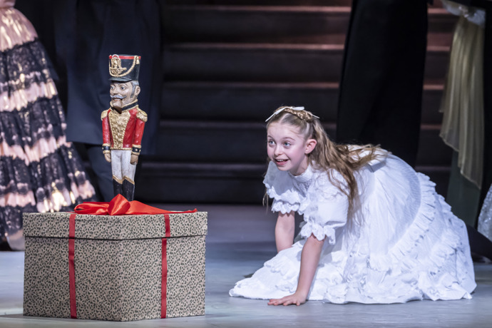 FOTO: Záběry z klasického představení Louskáček v podání  Anglického národního baletu. – stránka 11