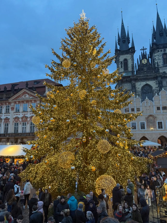 FOTO: Ornella vzala děti na Staroměstské náměstí. – stránka 1