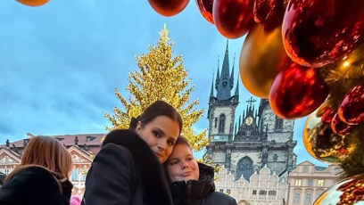 FOTO: Ornella Koktová s dětmi na vánočních trzích.