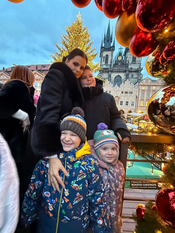 FOTO: Ornella Koktová s dětmi na vánočních trzích.