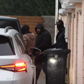 Karlose Vémolu odvádějí v poutech.