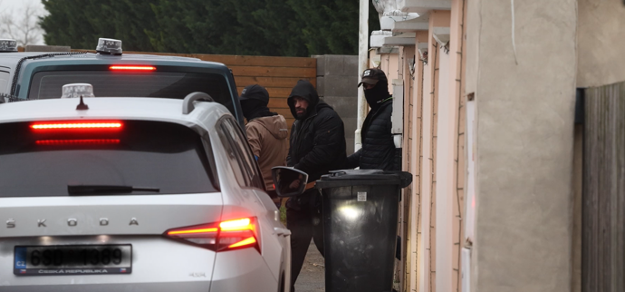 FOTO: Karlose Vémolu odvádějí v poutech. – stránka 5