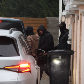 Karlose Vémolu odvádějí v poutech.