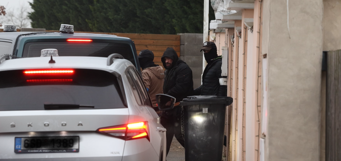 FOTO: Karlose Vémolu odvádějí v poutech. – stránka 3