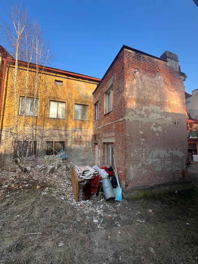FOTO: Zadní část domu je ve velmi špatném stavu. – stránka 8