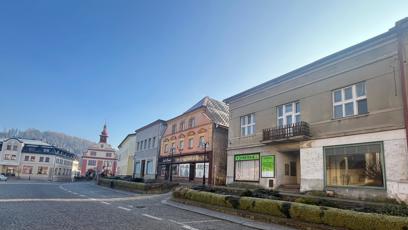 FOTO: Karlos Vémola si koupil dům v Úpicích.
