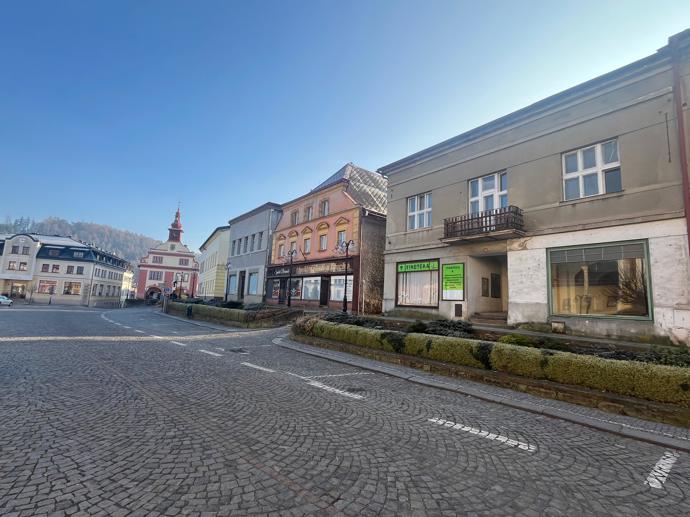 FOTO: Karlos Vémola si koupil dům v Úpicích. – stránka 7