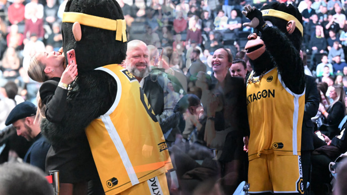 FOTO: Nela Slováková zapařila s maskotem.