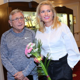 A to vzdor faktu, že když se seznámili, ona byla dvaadvacetiletá studentka, on dvaašedesátiletý světoznámý režisér.