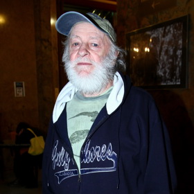 Jednou se mu dokonce ve snu zjevil anděl a ohledně pití mu hrozil. Jiří Pecha byl velmi výraznou hereckou osobností, zahrál si také ve filmu Pupendo, z nejž pochází další snímky.