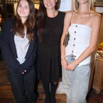 Anežka se pochlubila blond vlasy a přišla v odvážném bílém topu bez rukávů. 