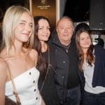 Petr Janda s manželkou Alicí a dcerami Anežkou (vlevo) a Rosalií (vpravo).